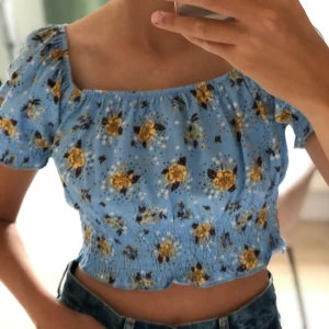 Topp från Monki - Säljer denna super söta topp från Monki då den är lite för stor på mig. Prislappen är kvar och är helt ny. Frakt tillkommer på 11kr💗
