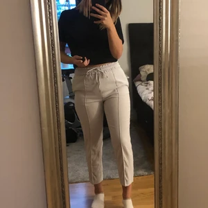 kostym liknade byxor  - Säljer pga kommer inte till användning. Ljusblå/vita kostym likande byxor. Köpta på zara i Spanien. Super sköna och snygga. Använda en gång. Buda 👍🏼