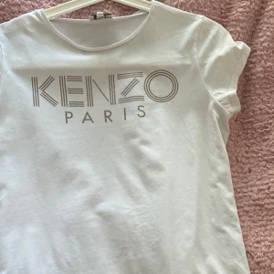 Kenzo tshirt - Äkta kenzo tröja. I barnstorlek men passar en storlek xs. Finns i en annan annons på Plick. Kan skicka mer bilder ifall det önskas. Kom med pris.