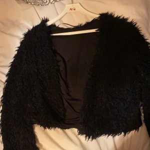 Jacka - Koftjacka, fuskpäls. Passar perfekt på fest.