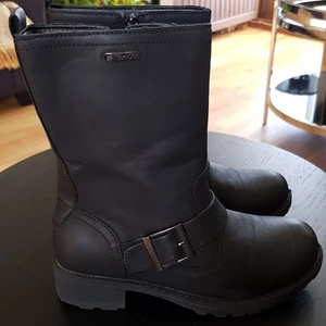 Vinterskor stl.36 svart - Svarta, bekväma vinterskor waterproof, fodrade och med dragkedja på sidan, i mycket bra skick använd 2gånger, köpa från skopunkten. 