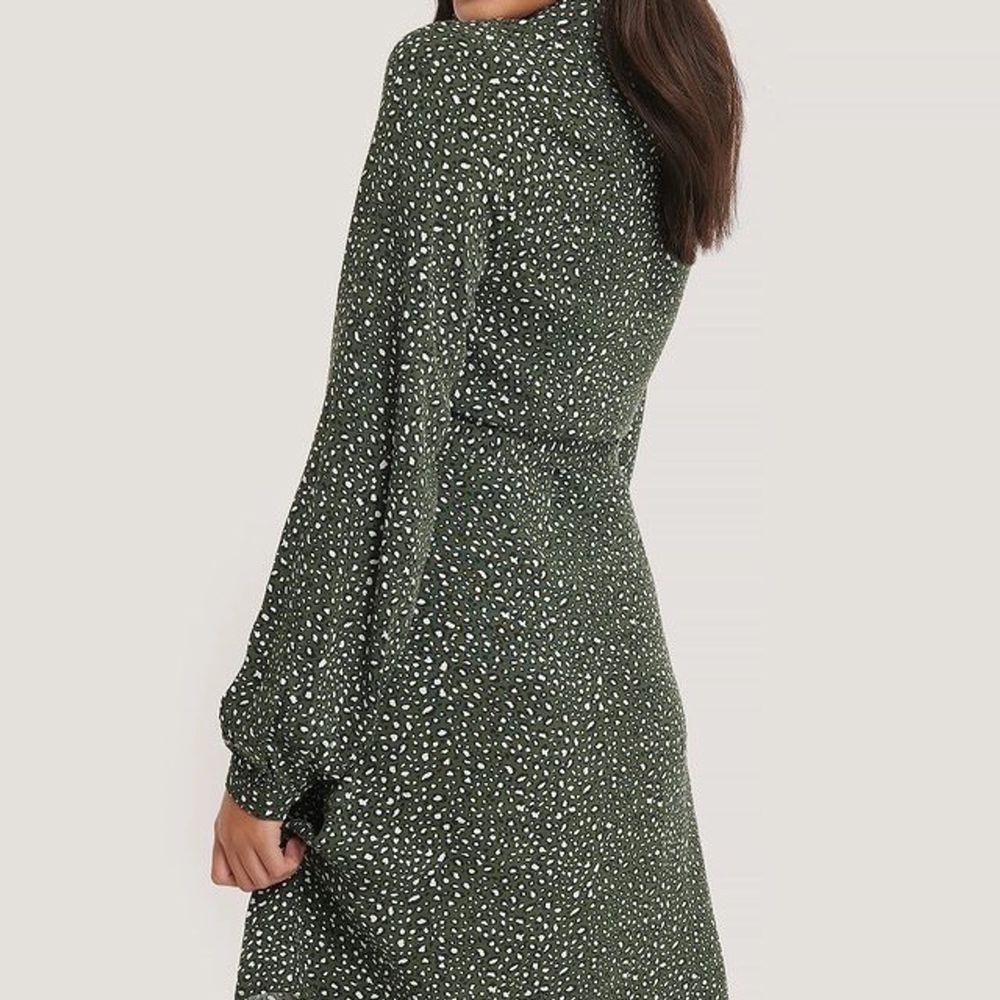 Grön-prickig mönstrad skjortklänning från NA-KD som inte kommer till användning, fri frakt💕. Klänningar.