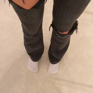 Zara jeans - Säljer dessa gråa boot cut jeans med hål i, strl 38, super sköna och fina