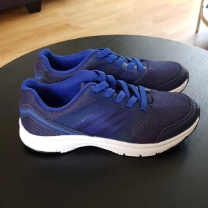 Soc (stadium märke) stl.35 - Helt nya oanvända barnskor färg: blå.