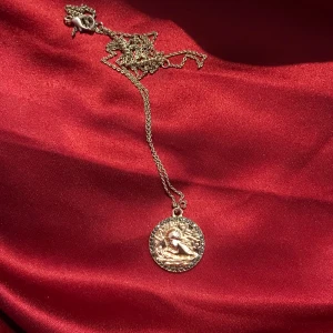 Halsband - Supersnyggt guldigt halsband möts upp i sthlm eller fraktar! 