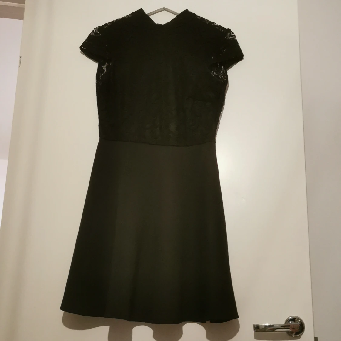 Klänning med låg rygg