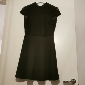 Klänning med låg rygg - Klänning med låg rygg strl. M. 30kr +frakt 