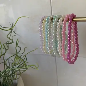 Fina hemmagjorda pärlarmband i olika färger!🌸 tänk på att mina handleder är väldigt smala och armbanden är strechiga innan ni frågar💕 Frakt tillkommer på 15kr