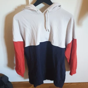 Hoodie från monki - Snygg hoodie ifrån monki som är använd men i väldigt bra skick, köpare står för frakt