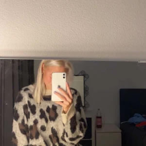 Leo🤎 - Säljer stickad Leo tröja från shein!🥰super fin och inte använd många gånger allas!