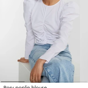 Vit skjortblus från Ginatricot! - Väldigt fin blus som tyvärr är för stor för mig! Aldrig använt och i väldigt bra skick! Skriv för fler frågor!