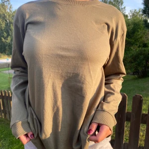 Grön tröja - Tröja köpt från carlings för 300, den är köpt från man anvdelningen men passar såklart båda! St M✨