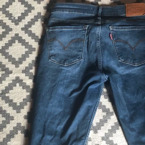 Levis jeans  - Nya Levis jeans använda 2 gånger, nypris 1100kr säljer nu för 550kr , jätte fint skick och frakten är gratis🤍