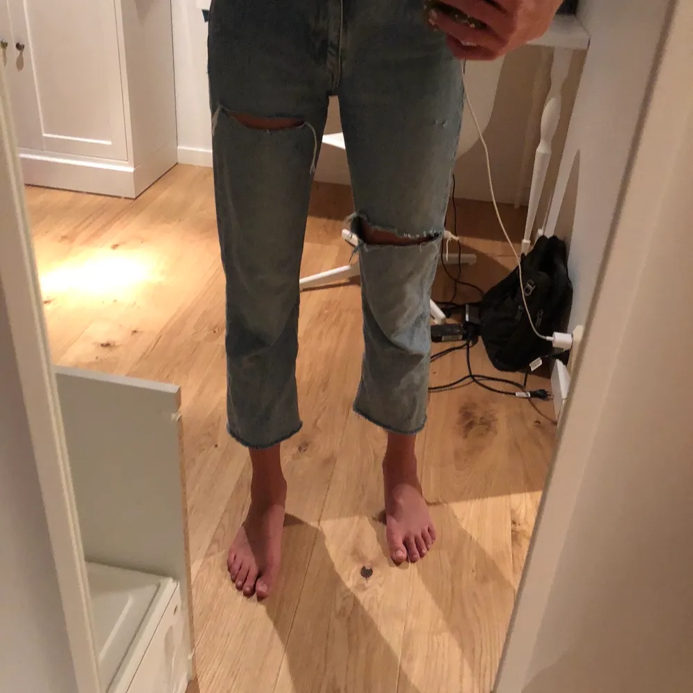 Säljer dessa snygga mango jeans med hål. De är i jättebra skick. Storlek 32. Jag är 170 cm lång. Kontakta för mer info och bilder mm. . Jeans & Byxor.