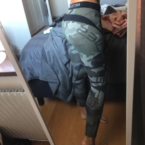 Bettet bodies träningsbyxor - Storlek XS, sitter lite tajt på mig som är en S/M i tights. Frakt ingår i priset