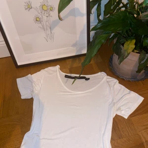 skönaste tshirten! - En vädligt skön topp, använd någon enstaka gång pga att jag råka köpa två stycken. Väldigt enkel och basic, som passar till i princip allt!