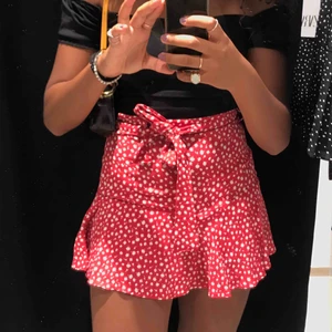  - tjusig kjol från zara (passar som storlek S) endast använd en gång!!