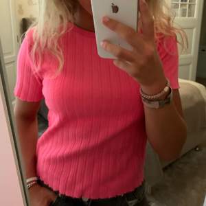 Säljer en ascool rosa stickad neon T-shirt från Zara i storlek M. Använde den lite förra sommaren men sen inget alls. Jättebra skick💖💖💖 
