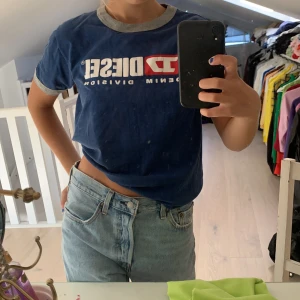 Diesel tröja  - Köpte denna tröjan för några månader sen, men den har tyvärr inte kommit till användning. Och därför säljer jag nu denna diesel t-shirten. Tröjan sitter dessutom jättesnyggt! 