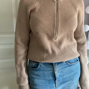 Beige stickad tröja - Gosig tröja från NA-KD i strl S med dragkedja på halsen. Hur bekväm som helst men har enbart kommit till användning enstaka gång, därmed i befintligt bra skick 🖤