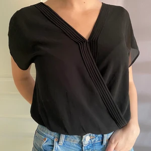 Svart blus - Söt blus från märket Naked zebra med detaljer och knäppning vid bröstet. I strl s, skulle dock säga att den passar xs-m mycket bra 🖤