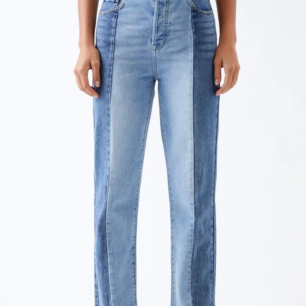 Säljer dessa snygga jeans från PacSun som är både mörk och ljus blå. Dom ser lite smutsiga ut där bak men det är bara för att dom är använda men såklart så tvättas dom innan jag skickar dom. 💞💞Orginalpris: 575 kr. Jeans & Byxor.