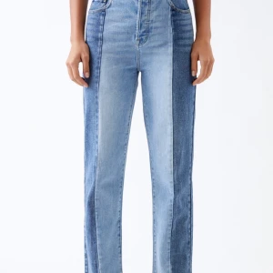 PacSun Highwaisted Jeans - Säljer dessa snygga jeans från PacSun som är både mörk och ljus blå. Dom ser lite smutsiga ut där bak men det är bara för att dom är använda men såklart så tvättas dom innan jag skickar dom. 💞💞Orginalpris: 575 kr