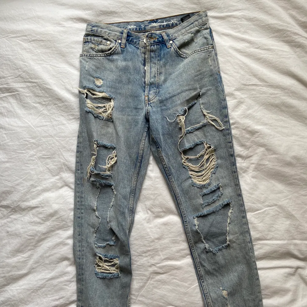 Coola jeans med massor av slitningar! Knappt använda. Rensar min garderob och säljer massor! Möts upp på söder eller fraktar❤️. Jeans & Byxor.
