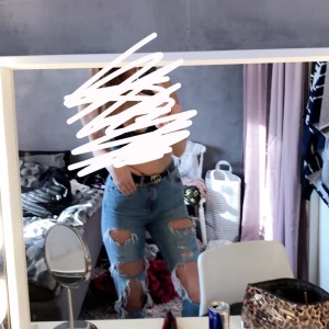 River island jeans  - Snygga jeans med hål, buda! (Köparen står för frakten)