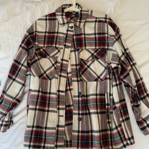 Skjorta - Lite tjockar skjorta från zara i storlek XS. Knappt använd! Köpare står för frakten
