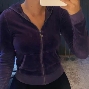 Juicy Couture kofta strl s - Kofta från juicy couture. Fint skick! Super fin passform! Har en gullig krona som dragkedja.