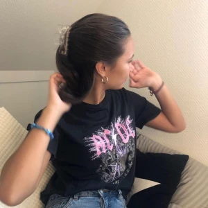 AcDc tröja HM - Ascool Tröja från hm som tyvärr inte kommer till användning längre 😢 Köpt för något år sen och har använt den 2-3 gånger! Strl xs men skulle säga att den sitter som en S. 60kr+ frakt