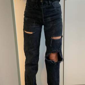 Ett par håliga jeans från zara:) FRAKT:60kr