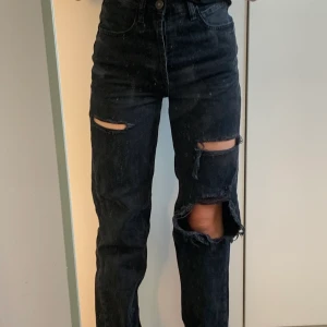 Jeans från Zara - Ett par håliga jeans från zara:) FRAKT:60kr