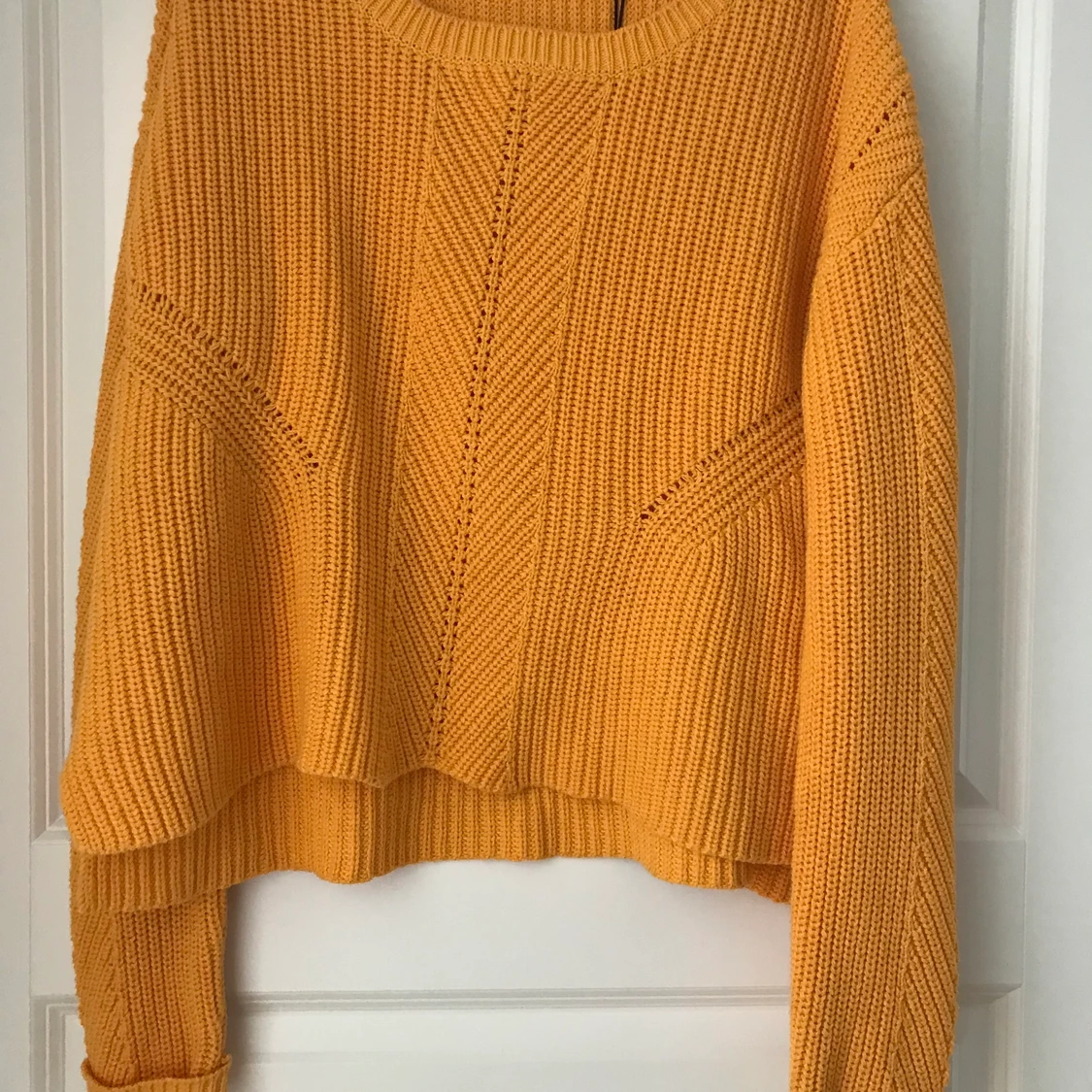 Gul/orange stickad tröja, storlek M - 90