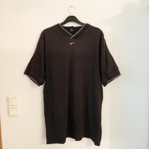 Snygg Nike T-shirt säljes!!! - Mörkgrå Nike T-shirt köpt på secondhand 🌻 150kr plus 63kr frakt. Har ett litet rött märke framtill som ej går bort, swipa för bild!
