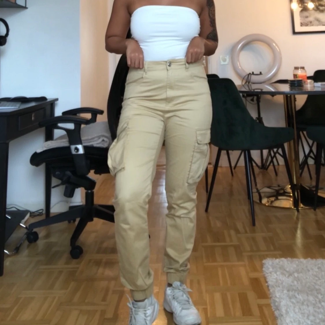 Beiga Cargo byxor från Bik Bok