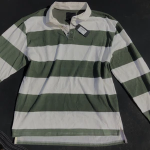 grön & vit randig oversized tröja  - 💕 en grön & vit randig oversized tröja som är helt ny, lite små fläckar som går bort i tvätten. frakt kostnad tillkommer 