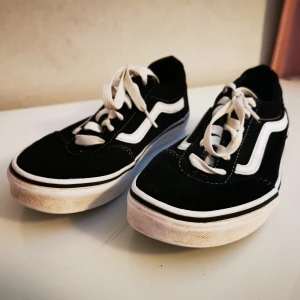 VANS 36 - Säljer ett par fina vans, de är sparsamt använda men tyvärr fyra små hål på vardera sida av skorn! Se bild 3. Frakt tillkommer i priset! Kan byta mot 37! Hör av dig om du har fler frågor eller vill ha fler bilder! Betalas med Swish. (lägsta bud är på 100) 