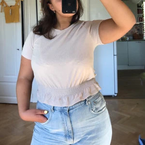 Topp Gina Tricot - Beige topp från Gina Tricot. Sparsamt använd, då det var ett spontanköp som ångrades i efterhand. Kommer ej ihåg nypris. Köpare står för frakt. 