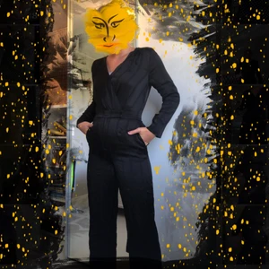 Helt ny Jumpsuit, & other stories - Helt ny, aldrig använd  jumpsuit från & other stories i strl 36. Inköpt för 800, säljes billigt då jag inte har plats för den i garderoben. Först till kvarn:)💗