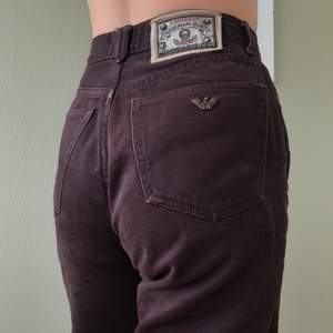Bruna jeans från Armani, ganska använda men ändå okej skick! Köparen betalar frakt 💫