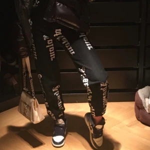 Jeans med text XS - säljer dessa snygga byxor. XS