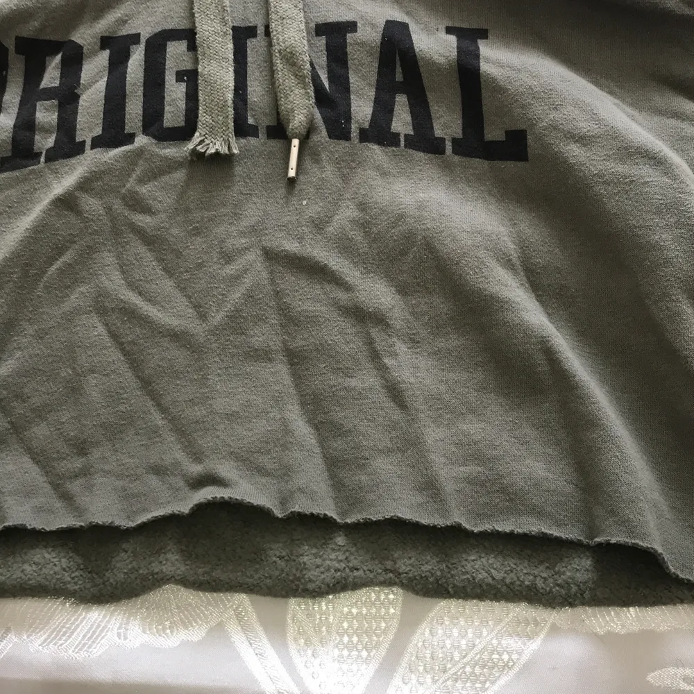 Säljer min snygga hoodie som e från Hm. Som ni ser på bilden så har den ena metall saken åkt av i tvätten. Frakt ingår! . Hoodies.