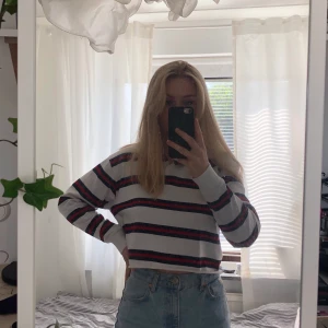 Brandy Melville pikétröja - Säljer denna extremt sköna och superfina pikétröjan från Brandy melville. Köpt för ca 2 år sedan för runt 350 kr. Mycket sparsamt använd. Fraktkostnad tillkommer :)