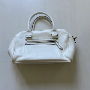 Handväska  - En jättefin handväska från forever 21, den kan fyllas med mycket i det olika facken. Frakt ingår inte, frakten avgörs av vikten.