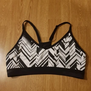 Nike sportbh - Nike sportbh. Har nätrygg och möjlighet för att sätta in inlägg. Dock är tyget redan stadigt isig, så har aldrig behövt det. Är M men som en S i storleken. Säljer för 80kr exklusive frakt (24kr). Dock ingår alltid gratis frakt vid köp över 300kr. 