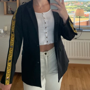 Kavaj - Oanvänd kavaj med lapp kvar från NAKD med knappar längs båda sidorna! Säg ditt pris💗