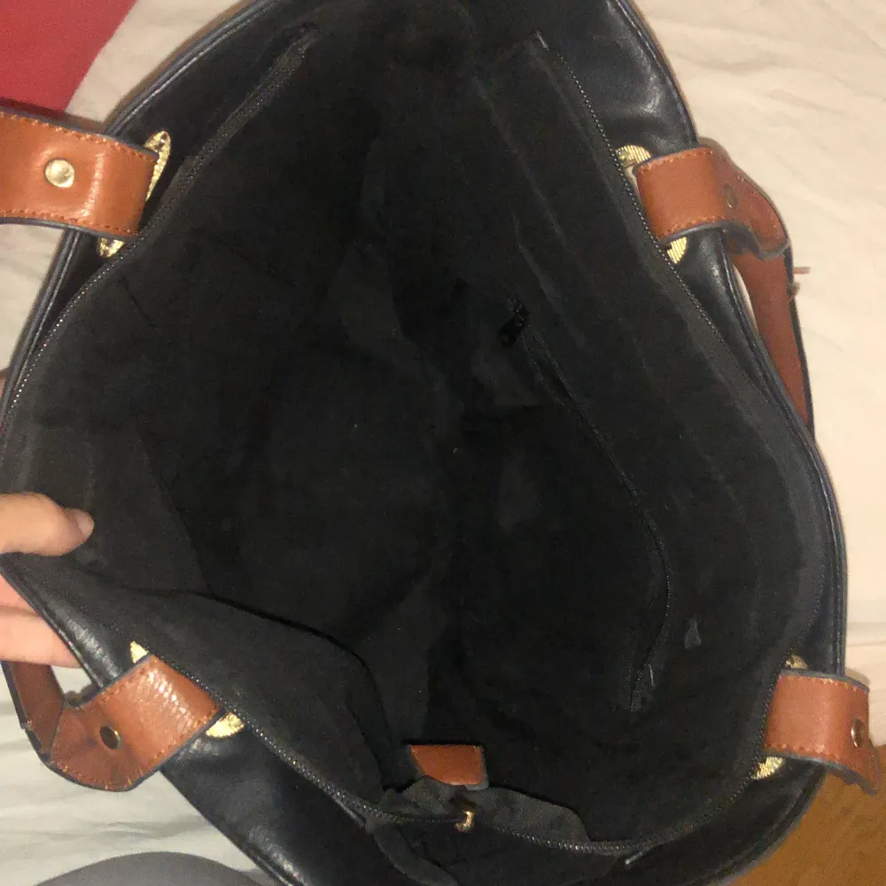 Säljer en svart väska som jag köpt i italien. Väskor.