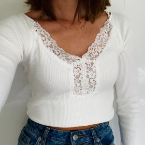 Vit ribbstickad topp - En vit, ribbstickad gullig topp från Zara. Har tyvärr aldrig fått användning av den och därav sitter prislappen fortfarande kvar⚡️🌼✨ Kan mötas upp i centrala Uppsala/Sthlm, annars står köparen för frakten😋